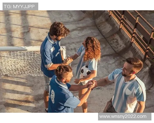 足球明星与观众亲密互动精彩瞬间回顾与感人打招呼时刻分享 足球明星与观众亲密互动精彩瞬间回顾与感人打招呼时刻分享