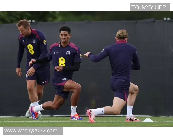 足球明星意外曝光私密照片引发热议球迷反应各异 足球明星意外曝光私密照片引发热议球迷反应各异